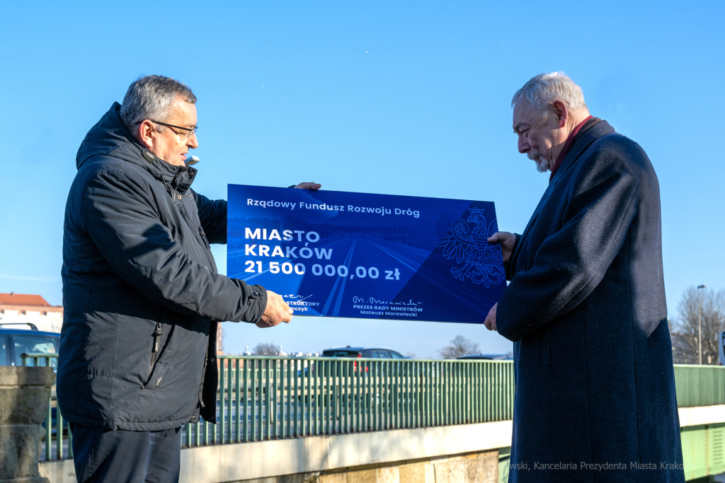 umk_1605.jpg-przekazanie, czek, drogi, remonty, Adamczyk, Majchrowski, Kraków, 2023  Autor: P. Wojnarowski