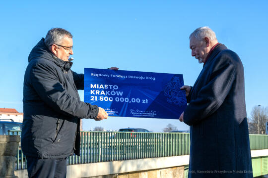 umk_1605.jpg-przekazanie, czek, drogi, remonty, Adamczyk, Majchrowski, Kraków, 2023