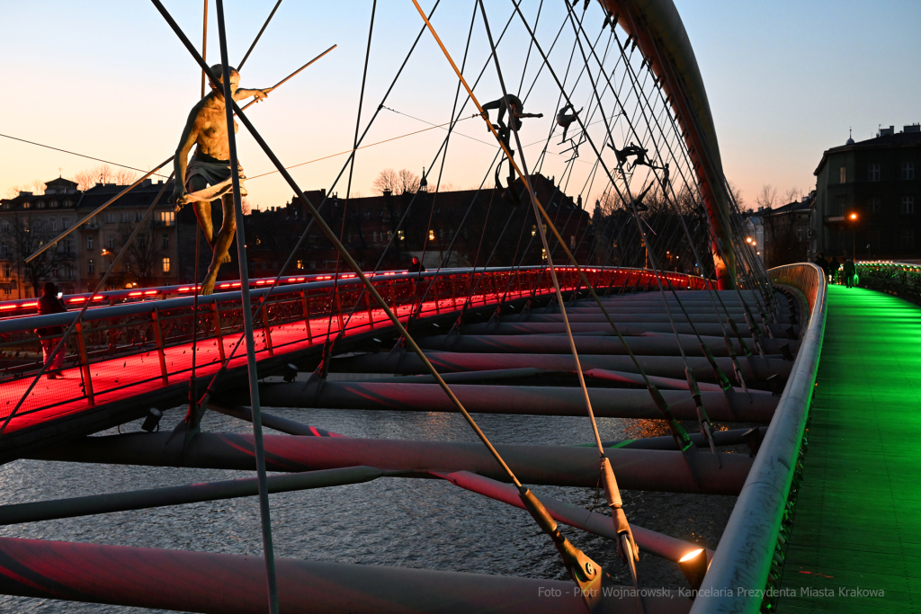 umk_5109.jpg-Meksyk, kładka, Bernatka, oświetlenie, barwy, narodowe, Kraków  Autor: P. Wojnarowski