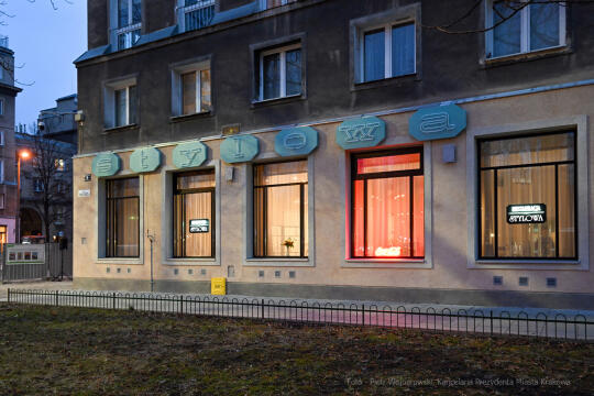 umk_6317.jpg-Nowa, Huta, neon, włączenie, neony, Stylowa, Kawiarnia, Majchrowski, restauracja