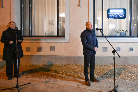 umk_6415.jpg-Nowa, Huta, neon, włączenie, neony, Stylowa, Kawiarnia, Majchrowski, restauracja