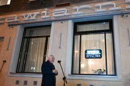 umk_6464.jpg-Nowa, Huta, neon, włączenie, neony, Stylowa, Kawiarnia, Majchrowski, restauracja