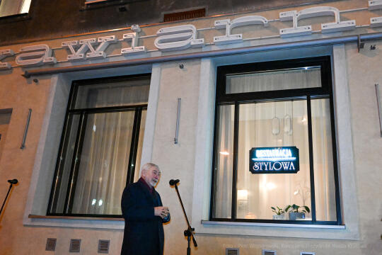 umk_6464.jpg-Nowa, Huta, neon, włączenie, neony, Stylowa, Kawiarnia, Majchrowski, restauracja