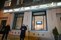 umk_6478.jpg-Nowa, Huta, neon, włączenie, neony, Stylowa, Kawiarnia, Majchrowski, restauracja