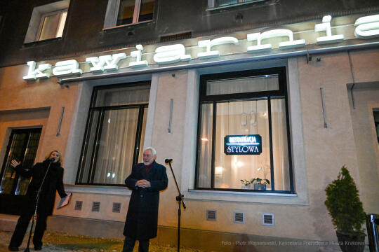 umk_6478.jpg-Nowa, Huta, neon, włączenie, neony, Stylowa, Kawiarnia, Majchrowski, restauracja