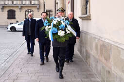 umk_8005.jpg-Dietl, Kośmider, Drewnicki, strażnik, kwiaty, złożenie, 2023, młodzież