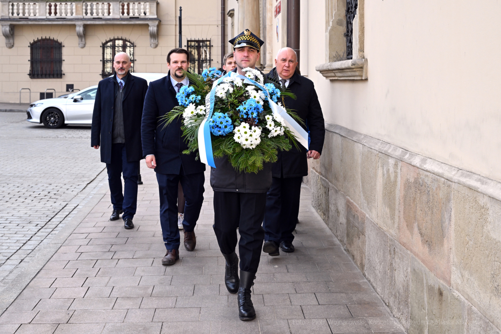 umk_8005.jpg-Dietl, Kośmider, Drewnicki, strażnik, kwiaty, złożenie, 2023, młodzież  Autor: P. Wojnarowski