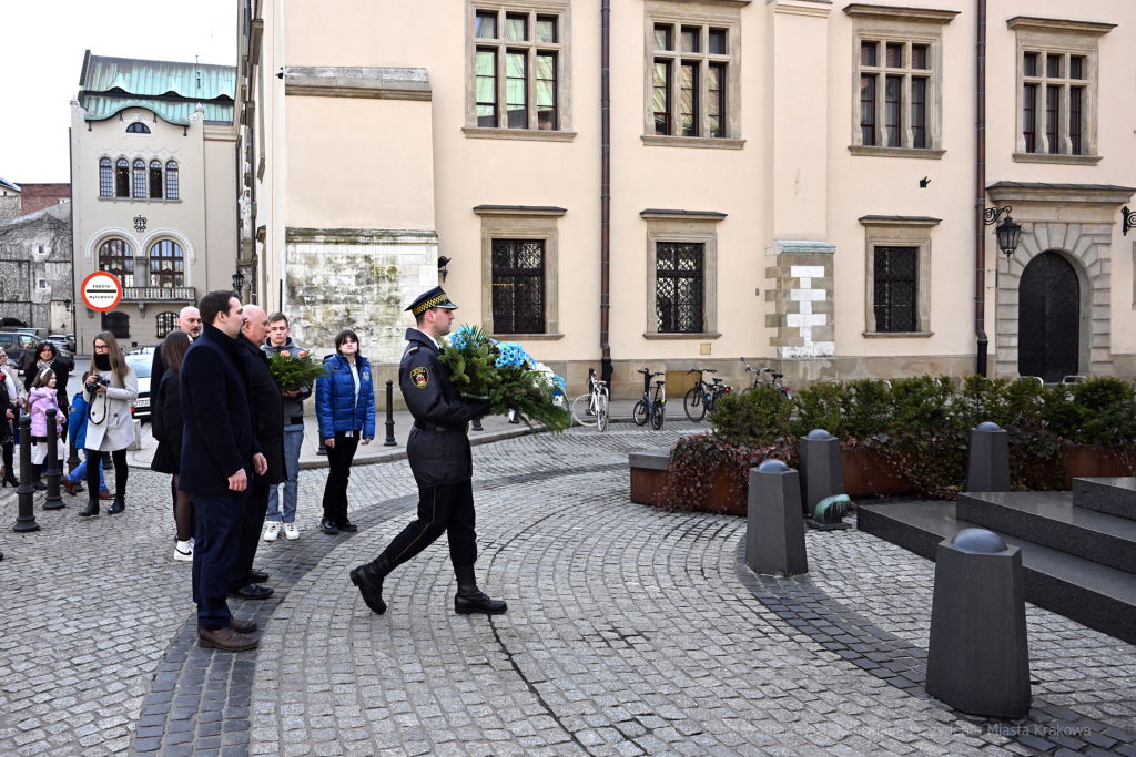 umk_8020.jpg-Dietl, Kośmider, Drewnicki, strażnik, kwiaty, złożenie, 2023, młodzież  Autor: P. Wojnarowski