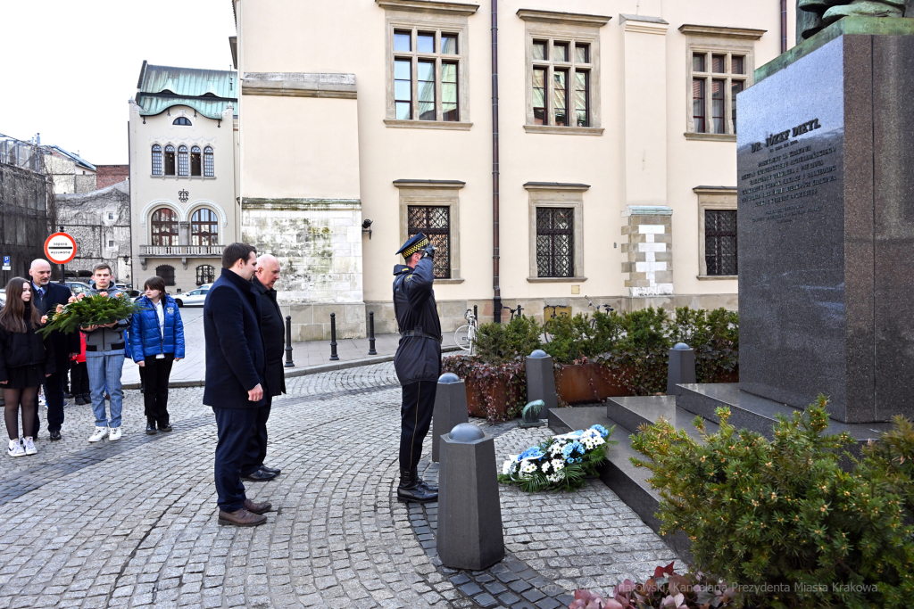 umk_8037.jpg-Dietl, Kośmider, Drewnicki, strażnik, kwiaty, złożenie, 2023, młodzież  Autor: P. Wojnarowski