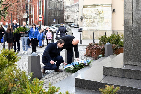 umk_8058.jpg-Dietl, Kośmider, Drewnicki, strażnik, kwiaty, złożenie, 2023, młodzież