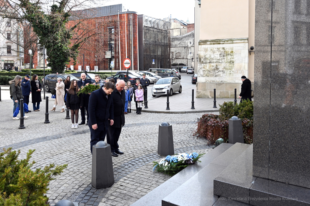 umk_8071.jpg-Dietl, Kośmider, Drewnicki, strażnik, kwiaty, złożenie, 2023, młodzież  Autor: P. Wojnarowski