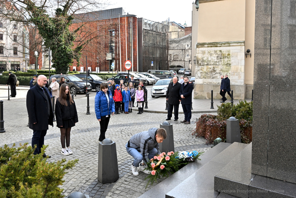 umk_8094.jpg-Dietl, Kośmider, Drewnicki, strażnik, kwiaty, złożenie, 2023, młodzież  Autor: P. Wojnarowski