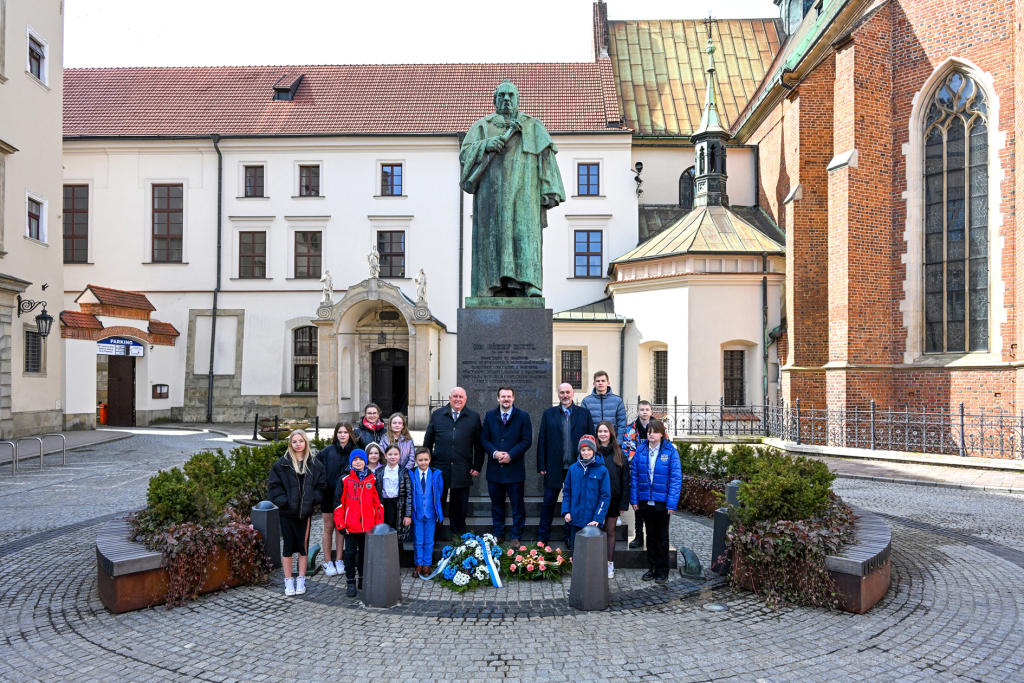 umk_8124.jpg-Dietl, Kośmider, Drewnicki, strażnik, kwiaty, złożenie, 2023, młodzież  Autor: P. Wojnarowski