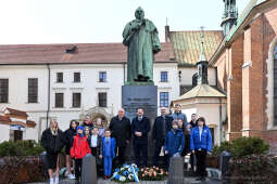 umk_8139.jpg-Dietl, Kośmider, Drewnicki, strażnik, kwiaty, złożenie, 2023, młodzież