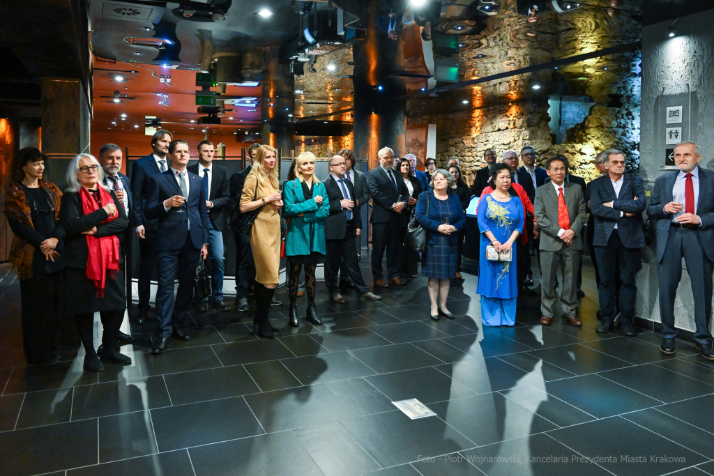 umk_0817.jpg-profesorzy, nowi, podziemia, rynku, Majchrowski, spotkanie, nowomianowani, 2023  Autor: P. Wojnarowski