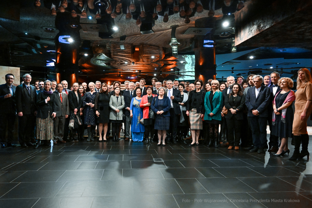 umk_0980.jpg-profesorzy, nowi, podziemia, rynku, Majchrowski, spotkanie, nowomianowani, 2023  Autor: P. Wojnarowski