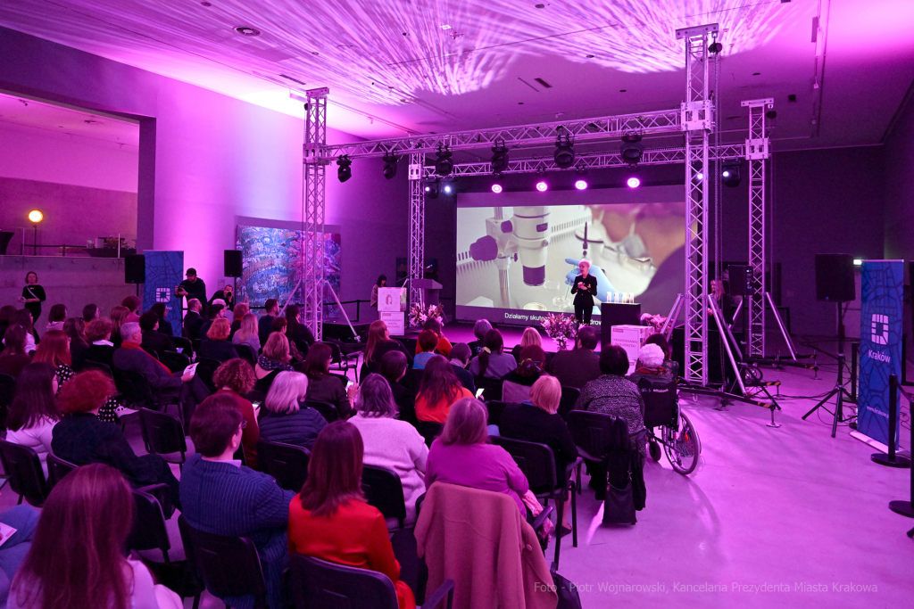 umk_8446.jpg-kobiety, nagroda, Bujwidowej, Bujwidowa, Nina, Gabryś, Majchrowski, MOCAK  Autor: P. Wojnarowski