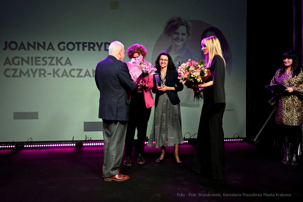 umk_8890.jpg-kobiety, nagroda, Bujwidowej, Bujwidowa, Nina, Gabryś, Majchrowski, MOCAK  Autor: P. Wojnarowski