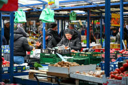 umk_3695.jpg-Stary Kleparz, zakupy, Rynek, Jarmark, Wielkanocny, turyści, 2023, plac targowy