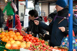 umk_3713.jpg-Stary Kleparz, zakupy, Rynek, Jarmark, Wielkanocny, turyści, 2023, plac targowy