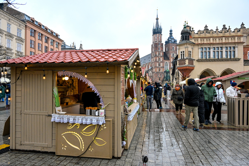 umk_3874.jpg-Stary Kleparz, zakupy, Rynek, Jarmark, Wielkanocny, turyści, 2023, plac targowy  Autor: P. Wojnarowski