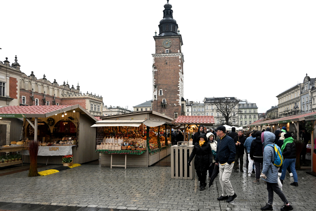 umk_3898.jpg-Stary Kleparz, zakupy, Rynek, Jarmark, Wielkanocny, turyści, 2023, plac targowy  Autor: P. Wojnarowski