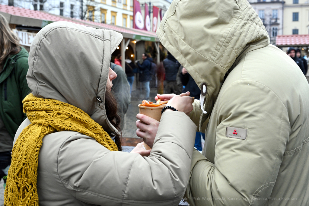 umk_3910.jpg-Stary Kleparz, zakupy, Rynek, Jarmark, Wielkanocny, turyści, 2023, plac targowy  Autor: P. Wojnarowski