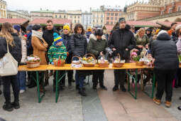bs_230408_3162.jpg-Tradycyjne święcenie pokarmów na Rynku Głównym