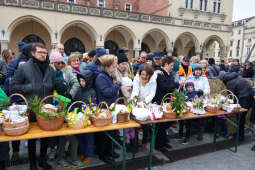 bs_230408_3172.jpg-Tradycyjne święcenie pokarmów na Rynku Głównym