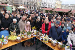 bs_230408_3244.jpg-Tradycyjne święcenie pokarmów na Rynku Głównym