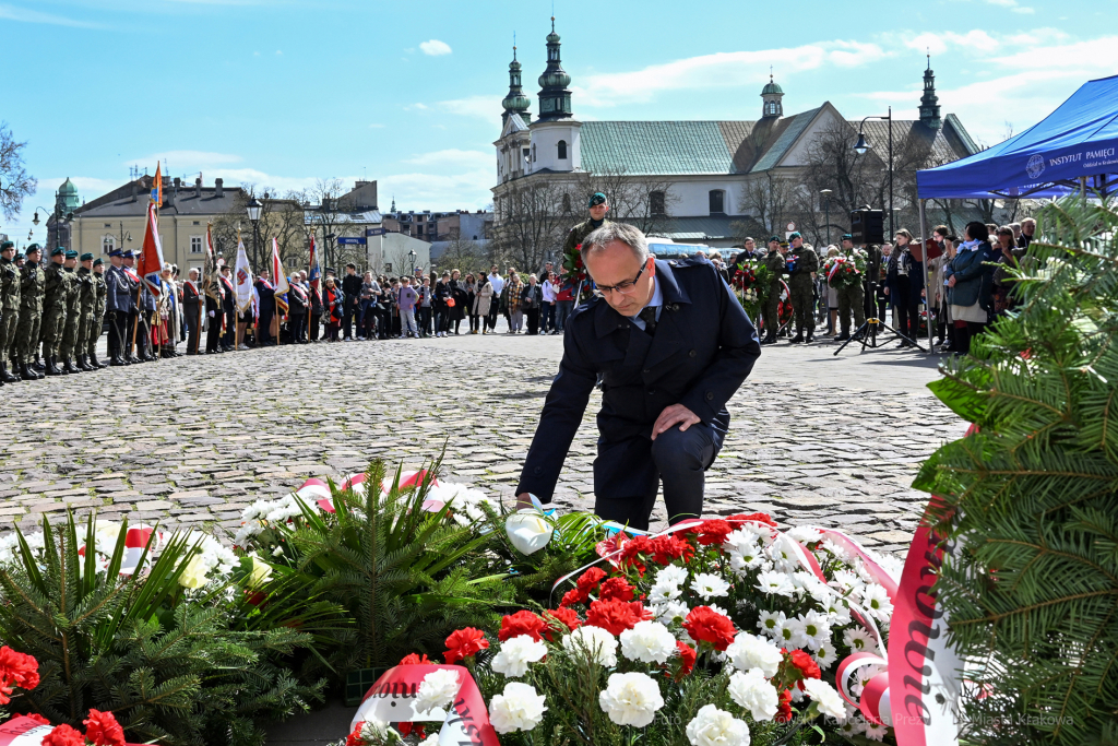 uroczystość, Katyń, krzyż, katyński, kościół, wojsko, poczty, wojewoda, składanie, kwiatów  Autor: P. Wojnarowski