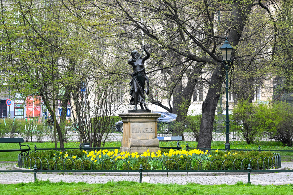 umk_4250.jpg-wiosna, Planty, Kraków, kwiaty, drzewa, zielono, zieleń, ludzie, miasto, 2023  Autor: P. Wojnarowski