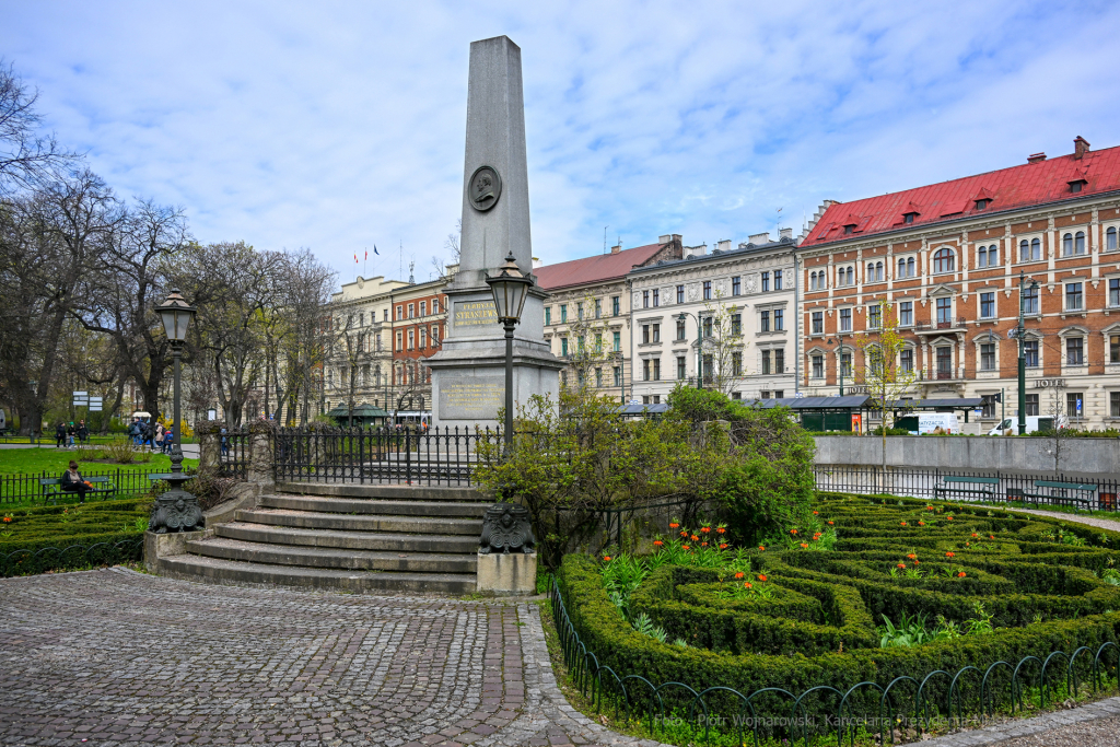 umk_4276.jpg-wiosna, Planty, Kraków, kwiaty, drzewa, zielono, zieleń, ludzie, miasto, 2023  Autor: P. Wojnarowski