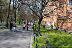 umk_5704.jpg-wiosna, Planty, Kraków, kwiaty, drzewa, zielono, zieleń, ludzie, miasto, 2023
