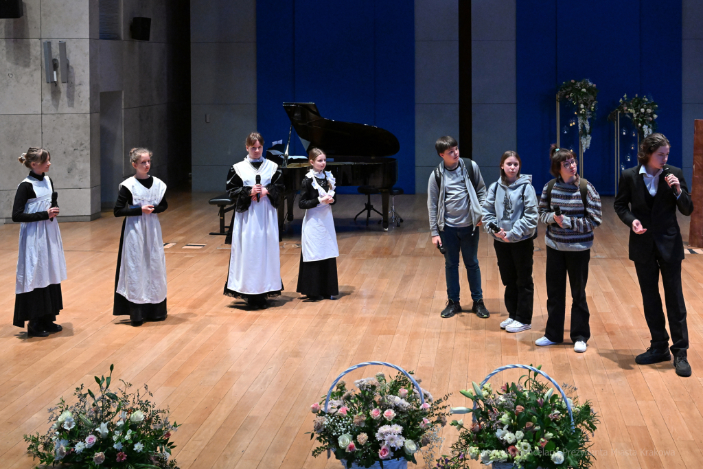 Jubileusz, szkoła, 4, nr 4, SP, Podstawowa, Kraków, Korfel-Jasińska, Honoris Gratia, 150 lat, Aud  Autor: P. Wojnarowski