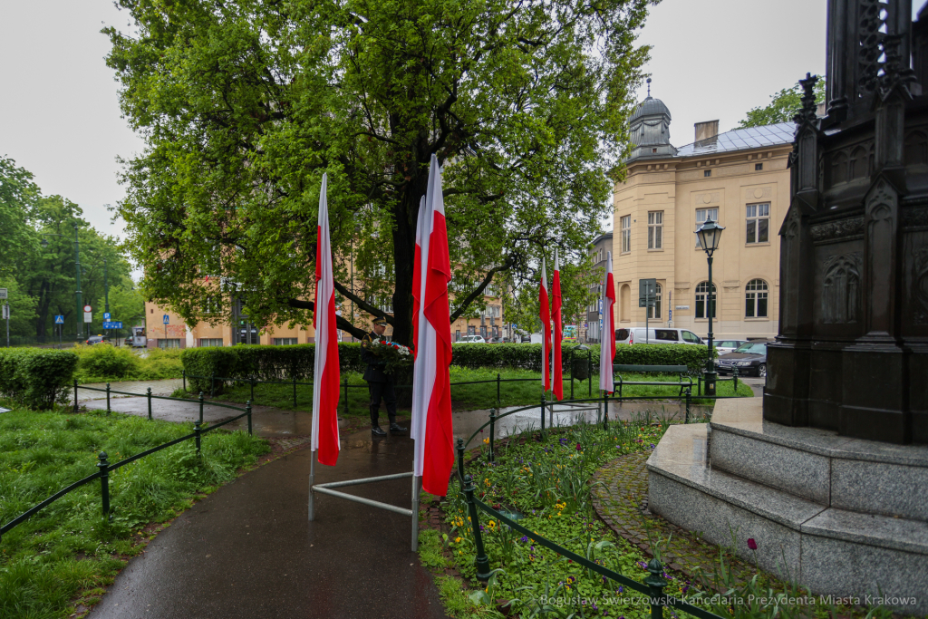 bs-230503-img_8414.jpg-pomnik, Kwiaty,  Autor: B. Świerzowski