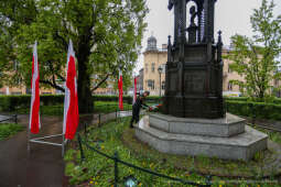 bs-230503-img_8425.jpg-pomnik, Kwiaty,