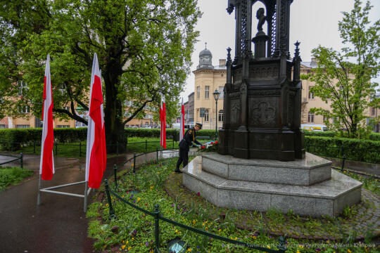 bs-230503-img_8425.jpg-pomnik, Kwiaty,