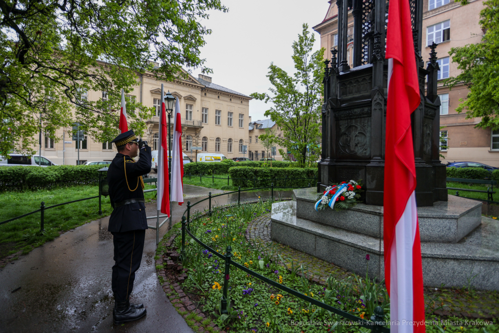 bs-230503-img_8430.jpg-pomnik, Kwiaty,  Autor: B. Świerzowski