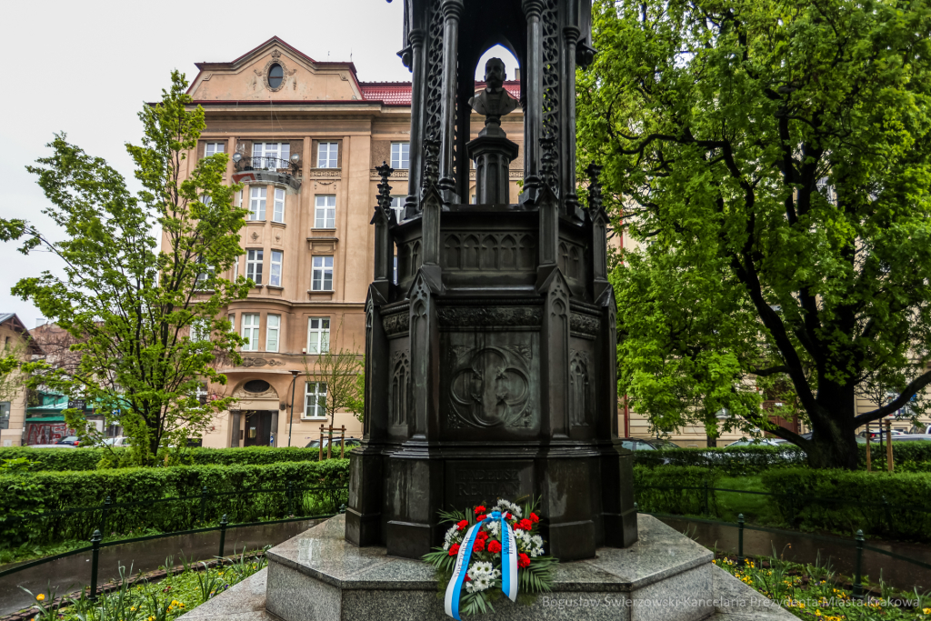 bs-230503-img_8434.jpg-pomnik, Kwiaty,  Autor: B. Świerzowski
