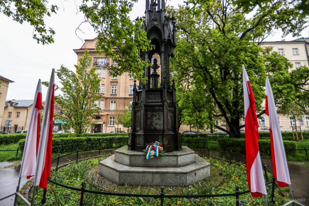 bs-230503-img_8441.jpg-pomnik, Kwiaty,  Autor: B. Świerzowski