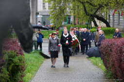 bs-230503-img_8452.jpg-pomnik, Kwiaty,