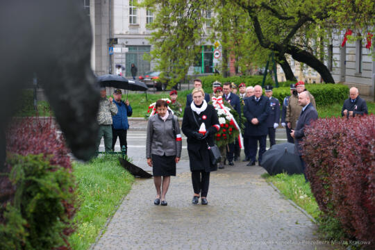 bs-230503-img_8452.jpg-pomnik, Kwiaty,