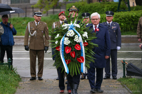 bs-230503-img_8477.jpg-pomnik, Kwiaty,