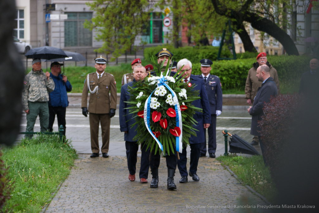 bs-230503-img_8480.jpg-pomnik, Kwiaty,  Autor: B. Świerzowski