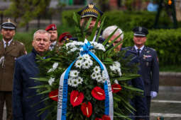 bs-230503-img_8483.jpg-pomnik, Kwiaty,