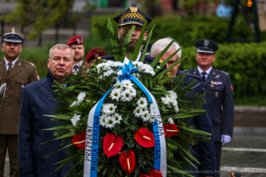 bs-230503-img_8483.jpg-pomnik, Kwiaty,