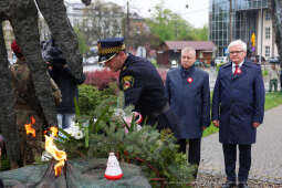 bs-230503-img_8494.jpg-pomnik, Kwiaty,