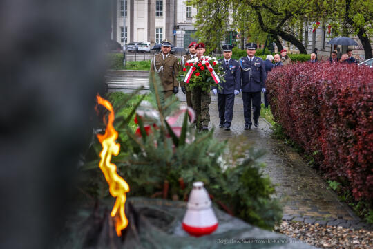 bs-230503-img_8508.jpg-pomnik, Kwiaty,