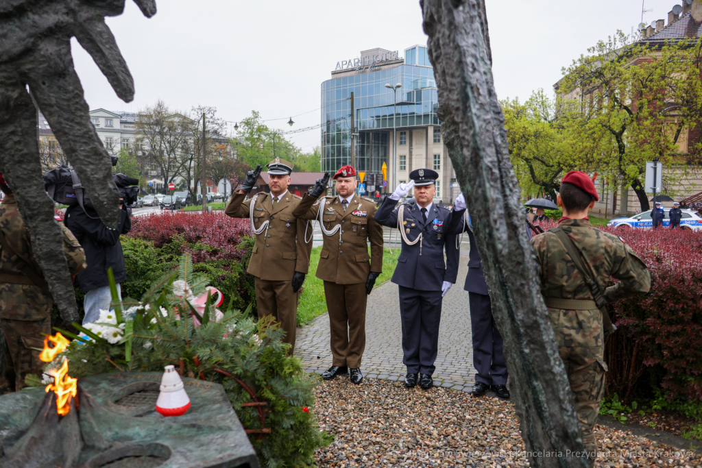 bs-230503-img_8521.jpg-pomnik, Kwiaty,  Autor: B. Świerzowski